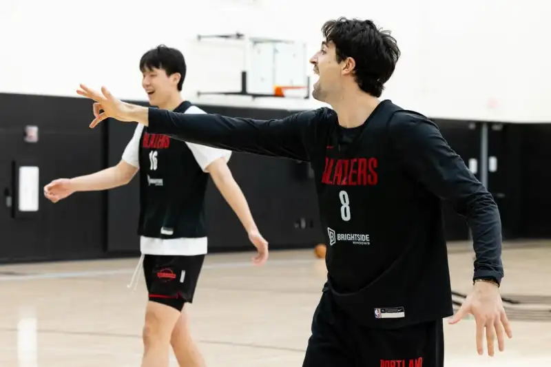 Kaiyun网页版-开拓者官方晒球员训练照：在训练馆，做着我们热爱的事情