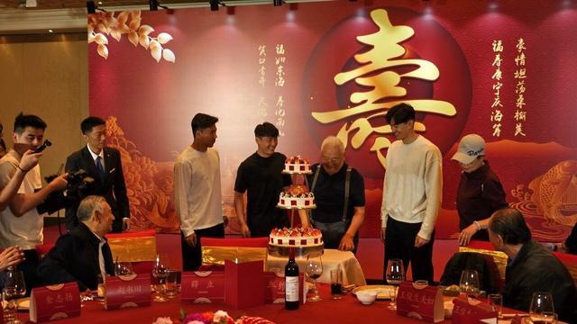 开云-足坛元老年维泗93岁生日，徐根宝携武磊等弟子为他庆生
